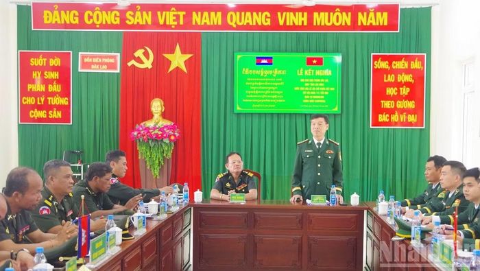 Đại tá Phạm Xuân Độ, Phó Chỉ huy trưởng, Tham mưu trưởng Ban Chỉ huy Bộ đội Biên phòng tỉnh Lâm Đồng phát biểu chỉ đạo tại lễ kết nghĩa.