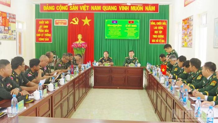 Đại biểu hai bên tham dự lễ kết nghĩa.