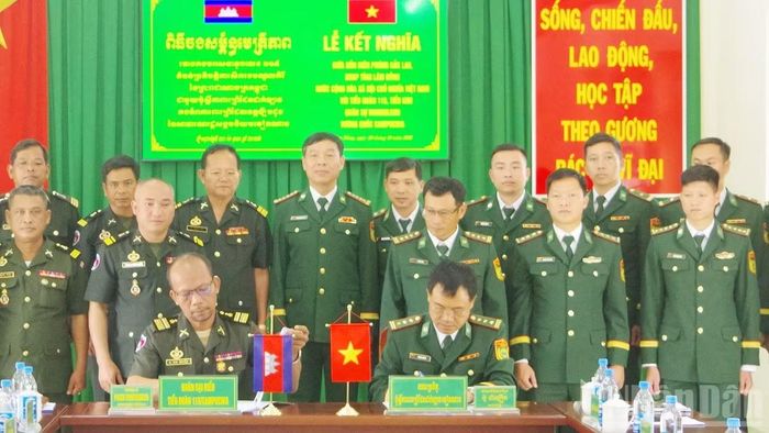 Đại diện Đồn Biên phòng Đắk Lao và Tiểu đoàn 115 ký kết biên bản kết nghĩa, thống nhất các nội dung phối hợp trong quản lý, bảo vệ biên giới.