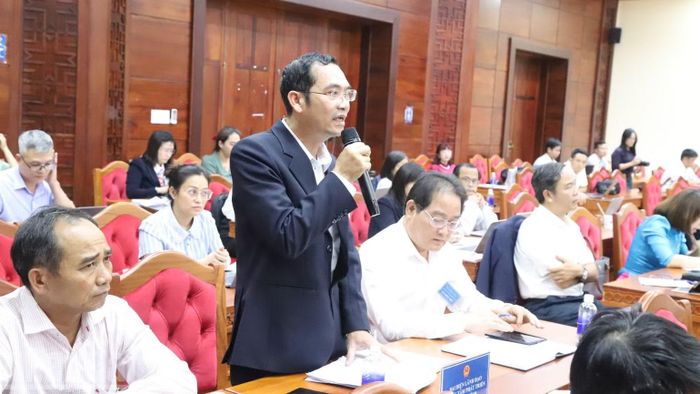 Lãnh đạo Trung tâm Phát triển quỹ đất tỉnh Đắk Lắk giải trình về tình hình thu ngân sách từ quỹ đất đạt thấp. (Ảnh: CÔNG LÝ)