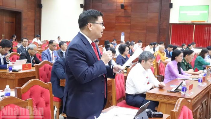 Giám đốc Sở Tài chính tỉnh Đắk Lắk Cao Đình Huy giải trình công tác giải ngân vốn đầu tư công tại kỳ họp. (Ảnh: CÔNG LÝ)