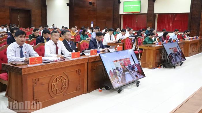 Các đại biểu dự kỳ họp. (Ảnh: CÔNG LÝ)