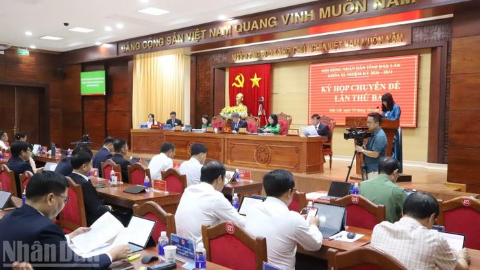 Đại diện lãnh đạo Ủy ban nhân dân tỉnh Đắk Lắk trình bày các tờ trình và hồ sơ dự thảo Nghị quyết tại kỳ họp. (Ảnh: CÔNG LÝ)