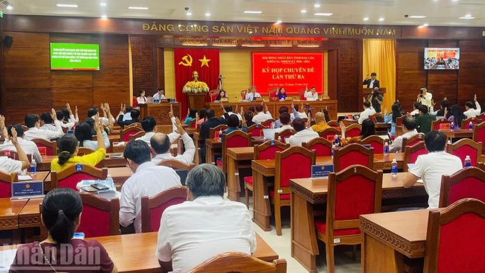 Các đại biểu biểu quyết thông qua các nghị quyết tại kỳ họp. (Ảnh: CÔNG LÝ)