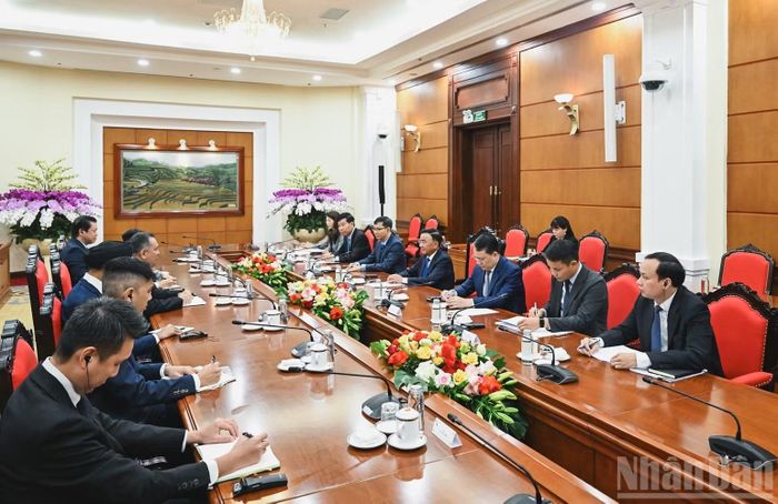 Đồng chí Thường trực Ban Bí thư đề nghị Cục Công vụ Singapore tiếp tục phối hợp chặt chẽ với các cơ quan liên quan của Việt Nam nhằm cụ thể hóa các thỏa thuận đã đạt được tại Đối thoại Chiến lược lần thứ nhất. (Ảnh: DUY LINH)