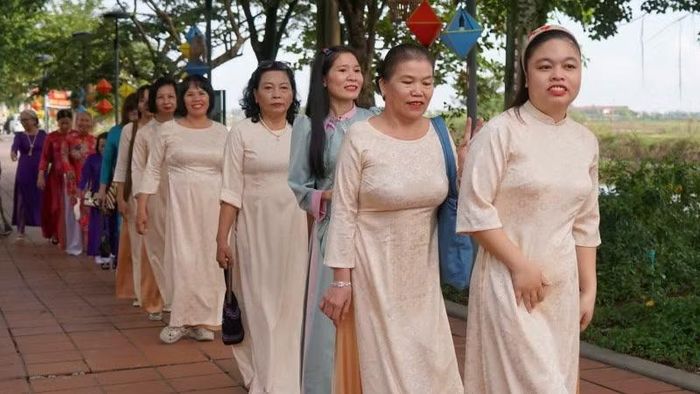 Các xã viên lần đầu tự tin giới thiệu sản phẩm của mình. (Ảnh: Q.T)