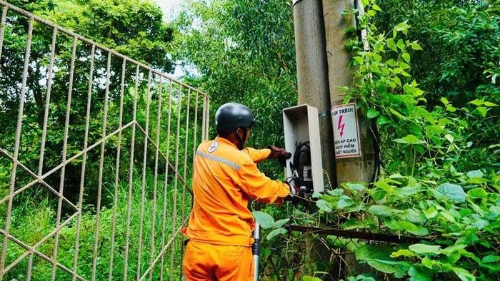 Công nhân ngành điện cắt điện để thực hiện việc cưỡng chế công trình đất vi phạm. (Ảnh: HOÀNG DUNG)