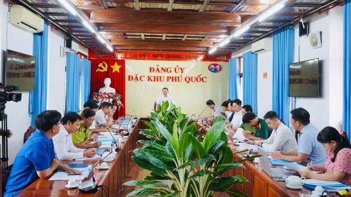 Đồng chí Đinh Văn Nơi (đứng), Phó Bí thư Tỉnh ủy An Giang, Bí thư Đảng ủy đặc khu Phú Quốc yêu cầu xử lý dứt điểm hồ sơ vi phạm hành chính còn tồn đọng, tại cuộc họp ngày 19/10. (Ảnh: HOÀNG DUNG)