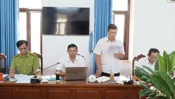Các đơn vị báo cáo với Phó Bí thư Tỉnh ủy An Giang, Bí thư Đảng ủy đặc khu Phú Quốc Đinh Văn Nơi về thực trạng đất rừng ở Phú Quốc. (Ảnh: HOÀNG DUNG)