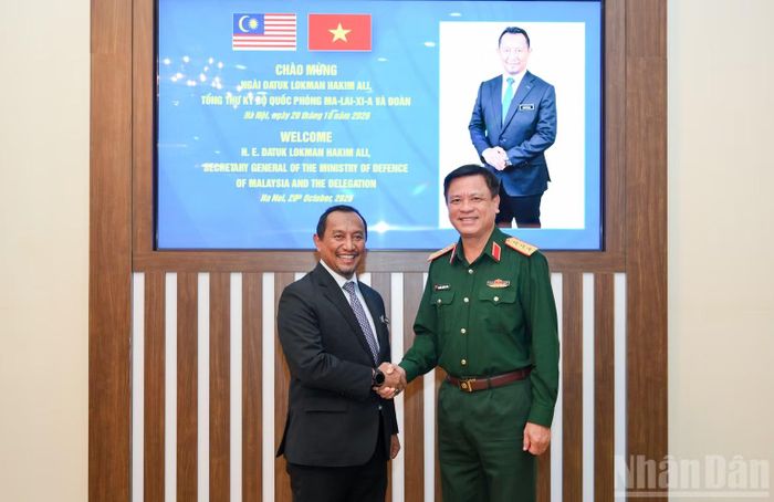 Thượng tướng Nguyễn Trường Thắng và Tổng Thư ký Bộ Quốc phòng Malaysia Datuk Lokman Hakim Ali. (Ảnh: THẾ ĐẠI)