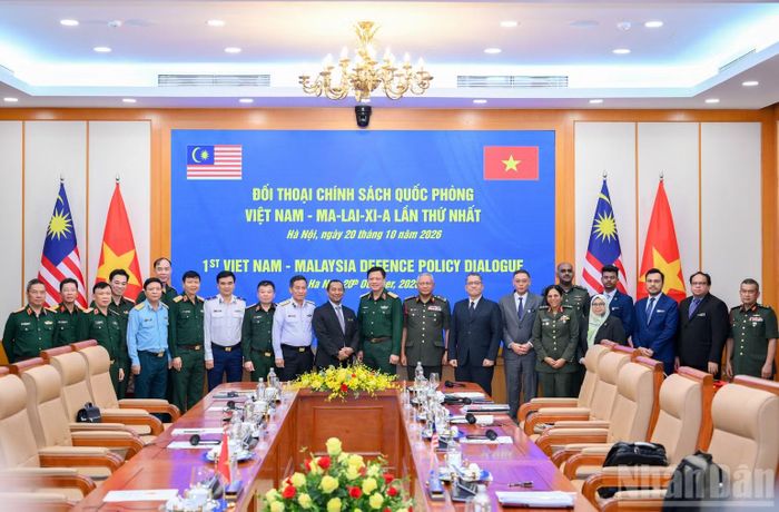 Thượng tướng Nguyễn Trường Thắng và Tổng Thư ký Bộ Quốc phòng Malaysia Datuk Lokman Hakim Ali cùng các đại biểu tại đối thoại. (Ảnh: THẾ ĐẠI)