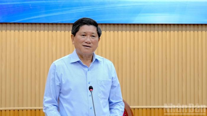 Phó Chủ tịch Ủy ban nhân dân tỉnh Cà Mau Lê Văn Sử phát biểu kết luận tại buổi họp báo. (Ảnh: HỮU TÙNG)