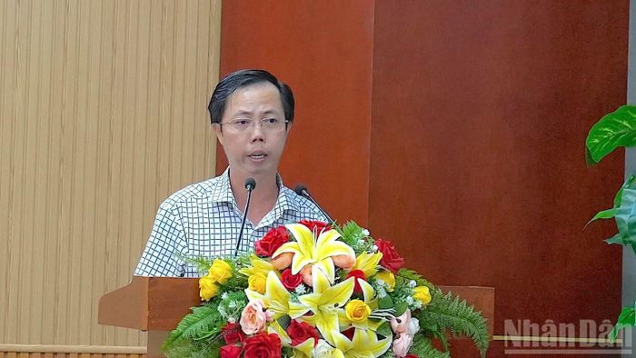Phó Giám đốc Sở Văn hóa-Thể thao và Du lịch tỉnh Cà Mau Lý Vỹ Triều Dương thông tin tại họp báo về chuỗi sự kiện lớn diễn ra trong tháng 11/2026 tại Cà Mau. (Ảnh: HỮU TÙNG)