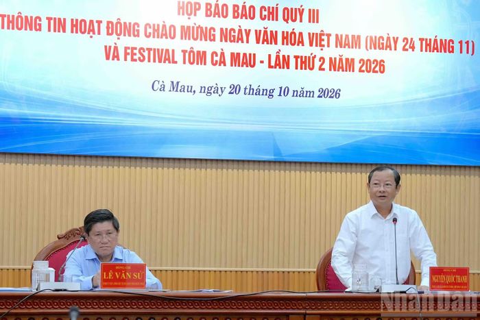 Giám đốc Sở Văn hóa-Thể thao và Du lịch tỉnh Cà Mau Nguyễn Quốc Thanh (bên phải) phát biểu tại họp báo. (Ảnh: HỮU TÙNG)