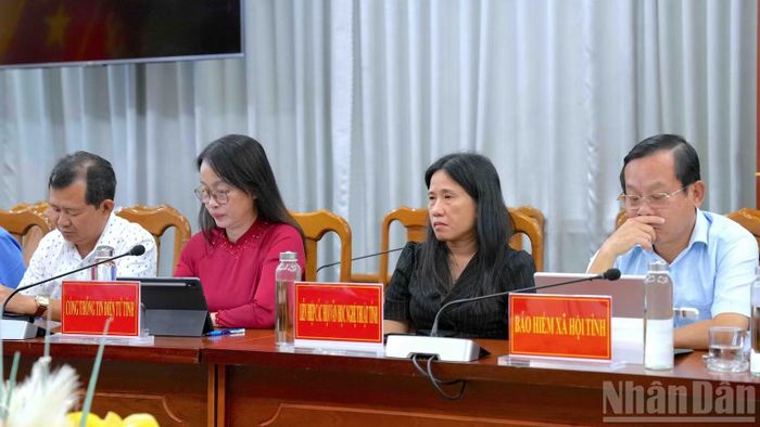 Đại diện lãnh đạo cấp sở, ngành và tương đương tại Cà Mau tham dự họp báo. (Ảnh: HỮU TÙNG)