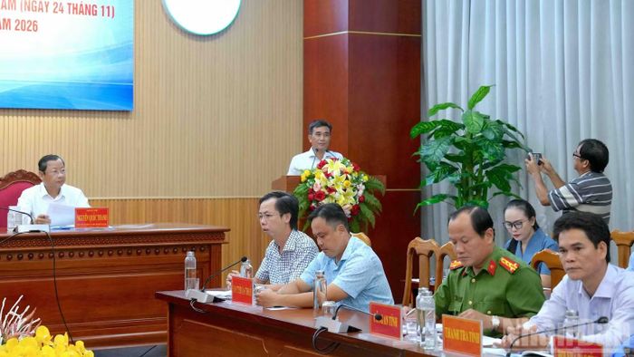 Đại diện lãnh đạo Sở Nông nghiệp và Môi trường tỉnh Cà Mau thông tin tại họp báo về sự kiện Festival Tôm Cà Mau lần thứ II năm 2026. (Ảnh: HỮU TÙNG)
