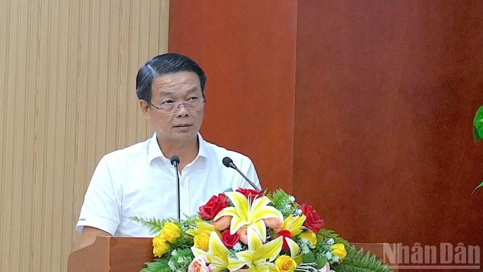 Phó Trưởng Ban Tuyên giáo Tỉnh ủy Cà Mau Nguyễn Nam Phong phát biểu định hướng tuyên truyền quý IV năm 2026. (Ảnh: HỮU TÙNG)