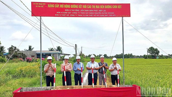 Chất lượng phục vụ nhân dân qua từng việc làm cụ thể để giúp người thụ hưởng. (Ảnh: THANH PHONG)