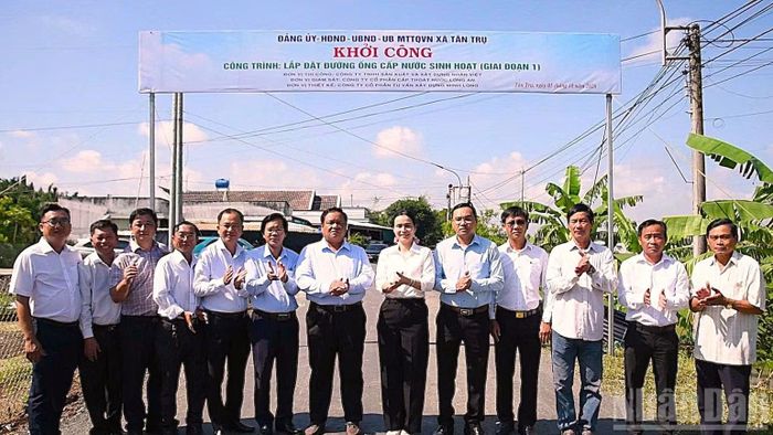 Chính quyền xã Tân Trụ từng bước vận hành ổn định, nâng cao hiệu quả quản lý và chất lượng phục vụ nhân dân. (Ảnh: THANH PHONG)