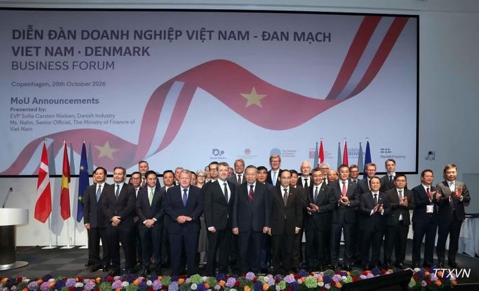 Tổng Bí thư, Chủ tịch nước Tô Lâm và Nhà Vua Đan Mạch Frederik X cùng các đại biểu và các doanh nghiệp hai nước. (Ảnh: TTXVN)