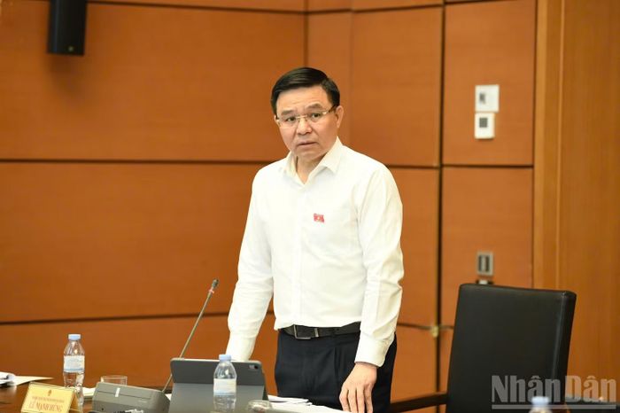 Bộ trưởng Công thương Lê Mạnh Hùng làm rõ một số vấn đề trong phiên thảo luận. (Ảnh: DUY LINH)