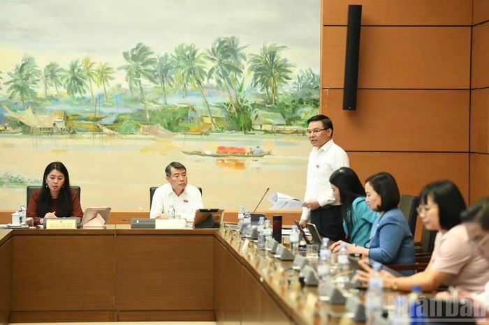Quang cảnh thảo luận tại Tổ 3. (Ảnh: DUY LINH)