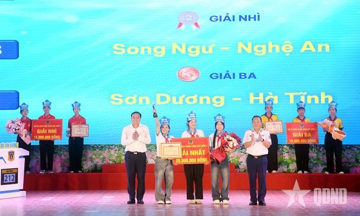  Ban tổ chức trao giải tặng đội tuyển đạt thành tích xuất sắc tại Cuộc thi “Em yêu biển, đảo quê hương” Khu vực 1, năm học 2025-2026.
