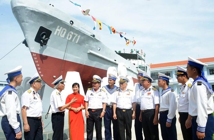 Cựu chiến binh Đoàn tàu không số kể chuyện truyền thống với thế hệ trẻ. Ảnh: NGUYỄN SÁNG