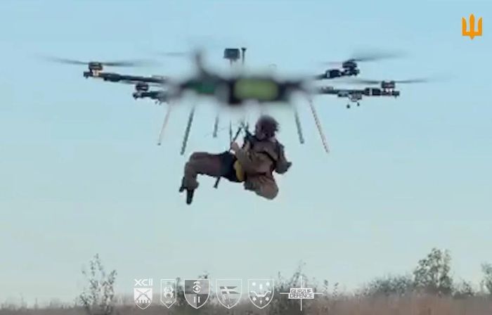 Hình ảnh UAV đa cánh quạt hạng nặng vận chuyển thương binh. Ảnh được Defense Post chụp màn hình từ video đăng tải trên mạng xã hội