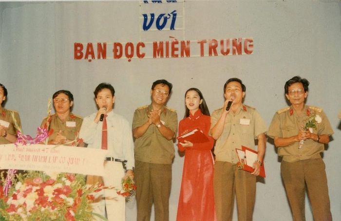 Nhà thơ, nhà báo Hồng Thanh Quang (thứ tư, từ phải sang) tại chương trình giao lưu giữa Báo Quân đội nhân dân với bạn đọc. Ảnh do nhân vật cung cấp