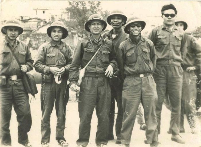 Đoàn phóng viên Báo Quân đội nhân dân trên đường vào Nam, tháng 1-1975. Ảnh tư liệu