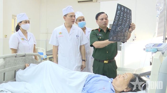 Thầy thuốc, nhân viên y tế Bệnh viện Quân y 7 thăm khám bệnh nhân đang điều trị tại Bệnh viện.