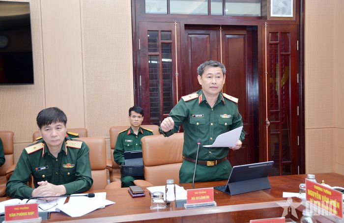 Thiếu tướng Nguyễn Tùng Hưng, Phó tư lệnh Bộ tư lệnh 86 trình bày báo cáo trung tâm.