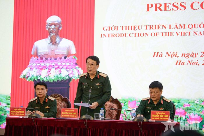 Đại diện Ban tổ chức chủ trì họp báo giới thiệu Triển lãm Quốc phòng quốc tế Việt Nam 2026.
