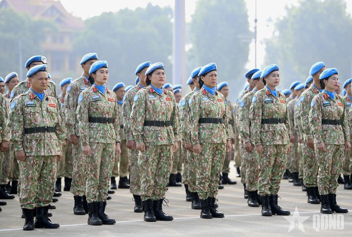  Cán bộ, nhân viên Đội Công binh số 4 báo công dâng Bác. Ảnh: TUẤN HUY 