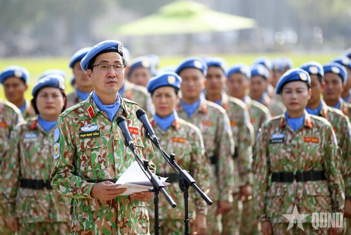  Thiếu tướng Phạm Mạnh Thắng, Cục trưởng Cục Gìn giữ hòa bình Việt Nam biểu dương sự nỗ lực, cố gắng hoàn thành xuất sắc nhiệm vụ của Đội Công binh số 4. Ảnh: TUẤN HUY  