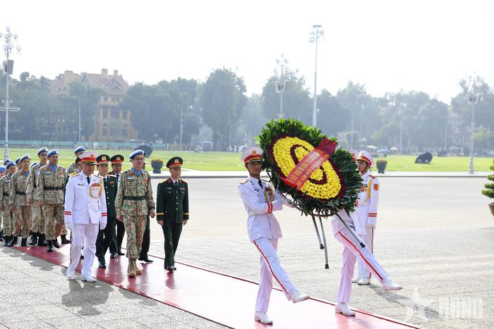  Các đại biểu và Đội Công binh số 4 vào lăng viếng Chủ tịch Hồ Chí Minh. Ảnh: TUẤN HUY 
