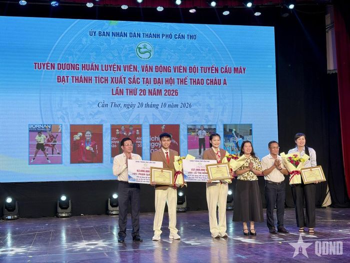  Lãnh đạo TP Cần Thơ trao bằng khen tặng huấn luyện viên, các vận động viên đội tuyển Cầu mây đạt thành tích xuất sắc tại ASIAD 20. 