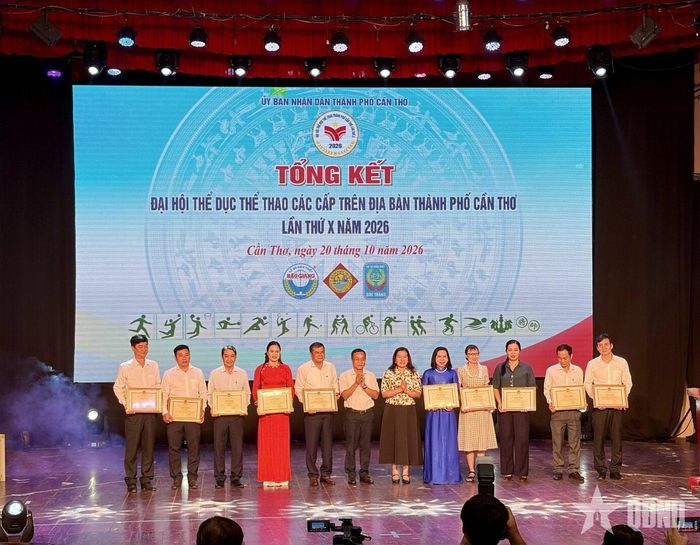 Ban tổ chức trao bằng khen tặng các tập thể, cá nhân đạt thành tích cao trong công tác chỉ đạo, tổ chức Đại hội Thể dục thể thao các cấp trên địa bàn TP Cần Thơ.