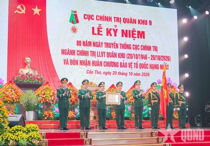 Thừa ủy quyền của Chủ tịch nước, Thượng tướng Nguyễn Văn Gấu, Ủy viên Trung ương Đảng, Thứ trưởng Bộ Quốc phòng trao Huân chương Bảo vệ Tổ quốc hạng Nhất tặng Cục Chính trị Quân khu 9.