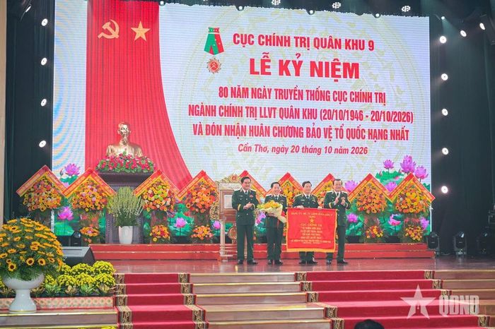Đảng ủy, Bộ tư lệnh Quân khu 9 trao tặng Bức trướng truyền thống cho Cục Chính trị Quân khu.