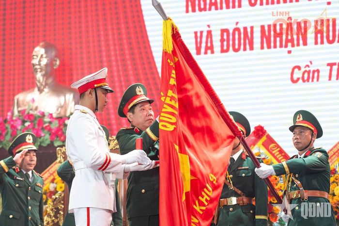 Thượng tướng Nguyễn Văn Gấu, Ủy viên Trung ương Đảng, Thứ trưởng Bộ Quốc phòng gắn Huân chương Bảo vệ Tổ quốc hạng Nhất lên Quân kỳ Quyết thắng Cục Chính trị Quân khu 9.