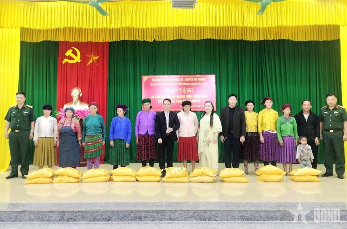 Đại diện Trung đoàn 15 và các nhà hảo tâm trao gạo tặng các hộ nghèo thôn Lũng Thầu, xã Phố Bảng.