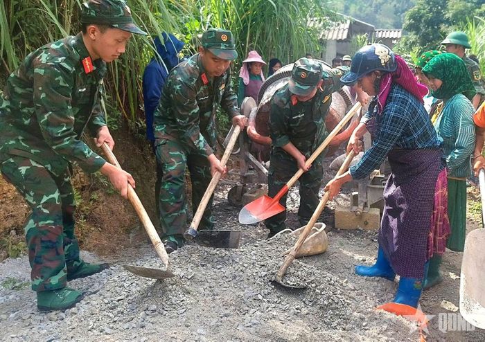 Cán bộ, chiến sĩ Trung đoàn 15 cùng nhân dân xã Mậu Duệ đổ bê tông đường giao thông nông thôn.