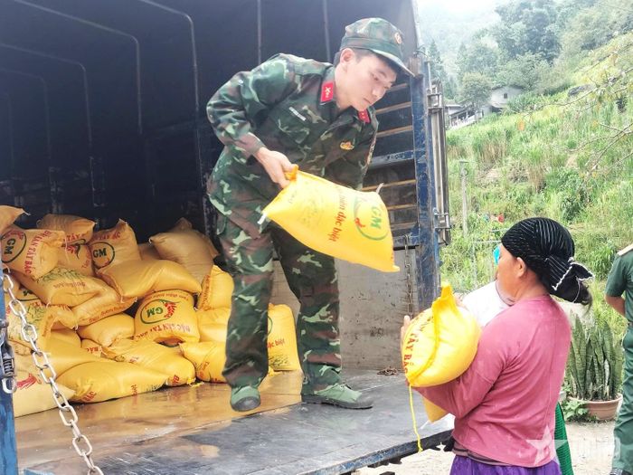 Trung đoàn 15 trao gạo tặng người dân có hoàn cảnh khó khăn.