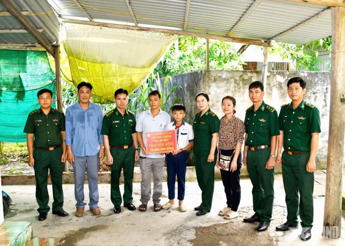 Thượng tá Nguyễn Chí Nguyện, Phó chủ nhiệm Chính trị, Ban chỉ huy Bộ đội Biên phòng tỉnh Cà Mau (thứ ba từ trái sang) cùng đại diện Hội Phụ nữ và Đồn Biên phòng Nhà Mát trao học bổng tặng cháu Phạm Khải Hoàng. 