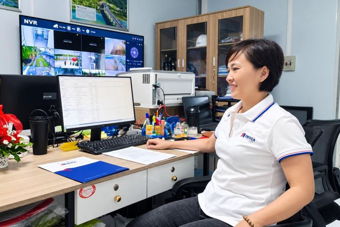 Chị Nguyễn Thị Thúy Vi, cán bộ Hành chính – Nhân sự tại Dự án cầu Đại Ngãi 1, nỗ lực hoàn thành công việc trong điều kiện thường xuyên xa gia đình.