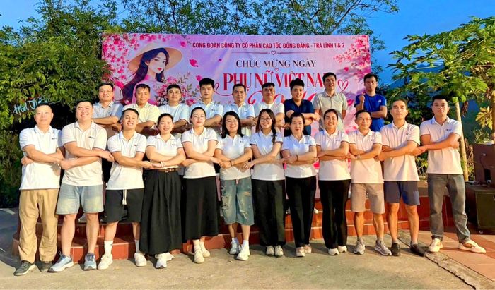 Chị Đỗ Thị Hưng (thứ tư, từ phải sang), chuyên viên Phòng Kế hoạch - Kỹ thuật, Công ty CP Cao tốc Đồng Đăng - Trà Lĩnh và các đồng nghiệp.