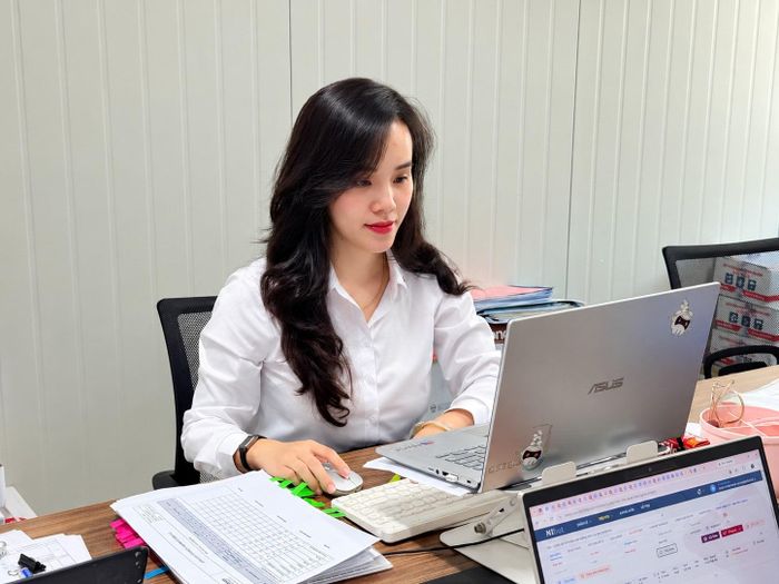Chị Hoàng Linh, nhân viên Hành chính - Nhân sự Dự án cao tốc Vinh - Thanh Thủy, thực hiện các phần việc liên quan đến quản lý nhân sự và chế độ cho người lao động.