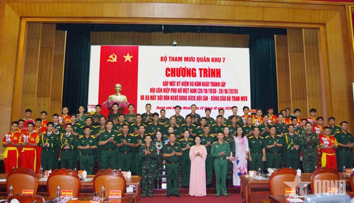 Các đại biểu chụp ảnh lưu niệm tại buổi gặp mặt. 